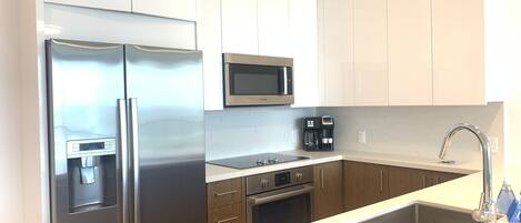 Refrigerador, microondas, horno, placa de cocina