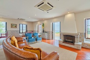 TV, fireplace - Villa Casal Assis Setúbal (Setúbal)