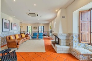 TV, fireplace - Villa Casal Assis Setúbal (Setúbal)