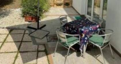 The Olive Grove NEW Apartment surrounded by greenery 15 Min from the sea