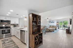 Refrigerador, microondas, horno y parrilla de estufa 