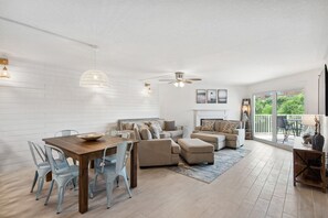 Smart TV, libros y monitor de computadora 