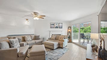 TV connectée, livres, écrans d'ordinateur