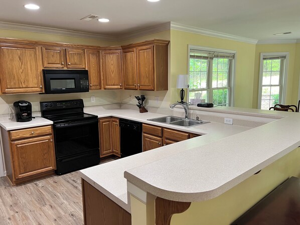 Réfrigérateur, four à micro-ondes, un four, surface de cuisson