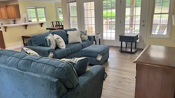 TV connectée, cheminée, livres