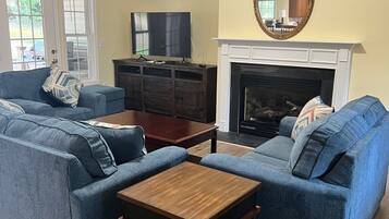 Smart-TV, Kamin, Bücher