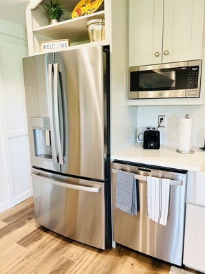 Refrigerador, microondas, horno y parrilla de estufa 