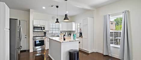 Geladeira, micro-ondas, fogão, cooktop