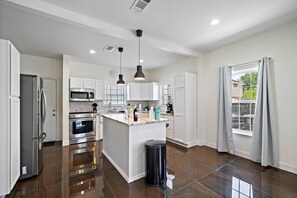 Fridge, microwave, oven, stovetop - Getaway Nr Midtown, DT, TSU | Hot tub | Game Room (Houston)