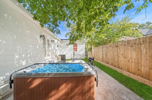 Getaway Nr Midtown, DT, TSU | Hot tub | Game Room