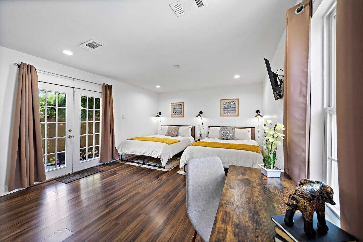 4 habitaciones, escritorio, tabla de planchar con plancha y wifi gratis 