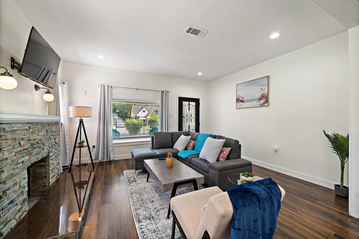 Smart TV, futbolito y oficina 