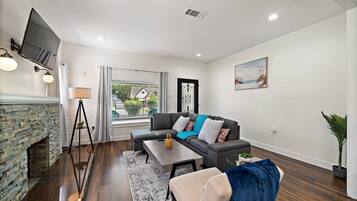 Smart TV, futbolito y oficina