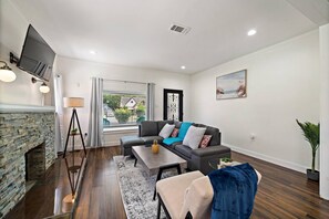 Älytelevisio, pöytäjalkapallopöytä, työhuone