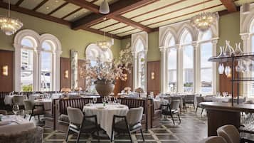 10 restaurants; breakfast, lunch, dinner and brunch served