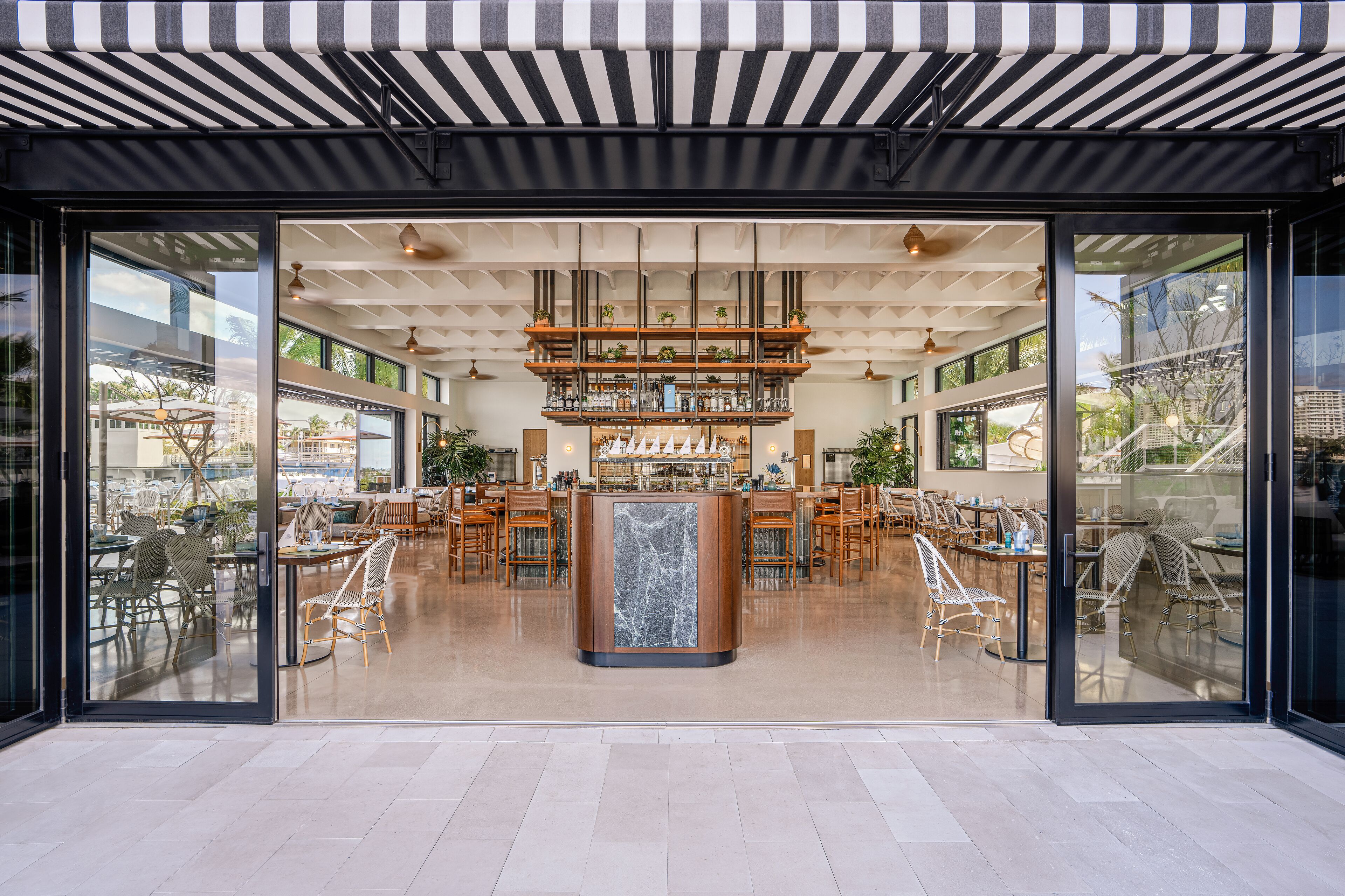 10 restaurants, breakfast, lunch, dinner served; sushi