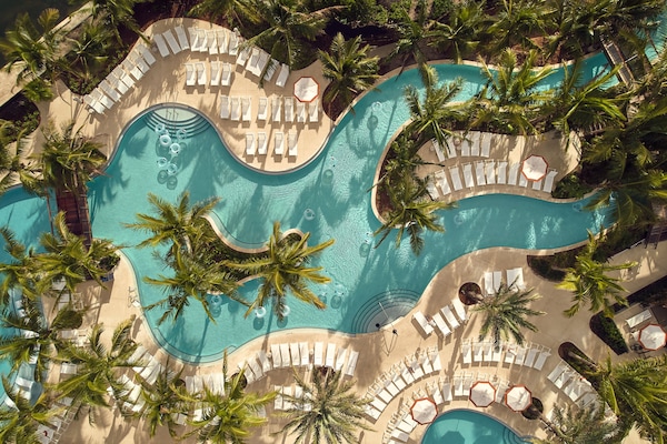 3 buitenzwembaden, zwembadcabana's (toeslag) en parasols bij het zwembad