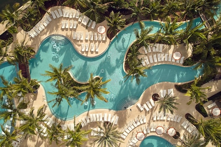 3 piscinas al aire libre, camas de piscina con cargo, sombrillas