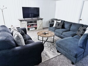 Una Smart TV, videojuegos, un futbolín