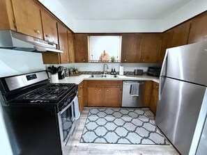 Frigorífico, microondas, horno y placa de cocina