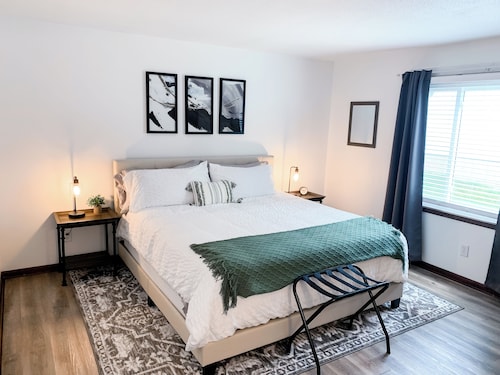GR Retreat - 2BR, Mins from Downtown & Restaurants, Nintendo Switch & Games 