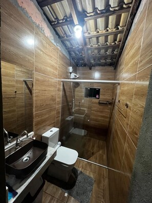 Ensemble baignoire-douche, serviettes fournies, papier de toilette