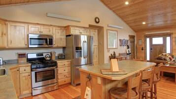 Een koelkast, een magnetron, een oven, een kookplaat