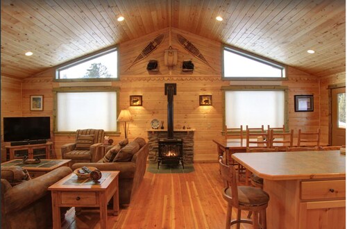 Fox Den Lodge: 3-bedroom lodge style retreat, just 7 minutes from Yellowstone. SAUNA