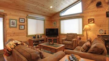 Televisión de pantalla plana y chimenea