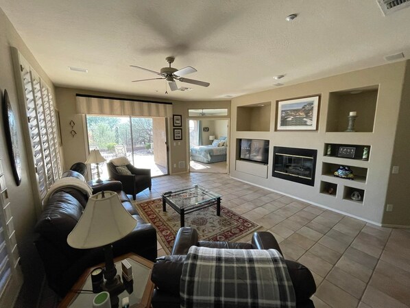 Smart TV, chimenea, reproductor de DVD y impresora 