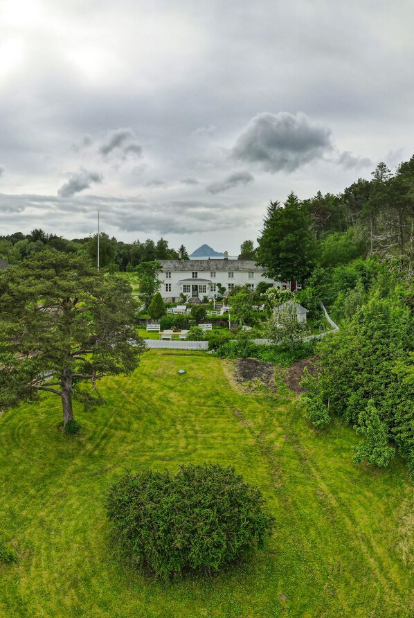 Front of property - Grønøy Gjestgiveri (Meloy)
