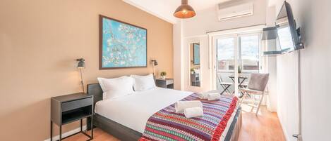 2 habitaciones, escritorio, tabla de planchar con plancha y internet