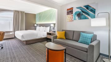 Biancheria da letto di alta qualità, una scrivania, postazione laptop