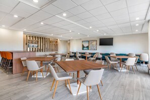 Free daily continental breakfast - Comfort Inn & Suites Madison East Interstate I-90 (Madison)
