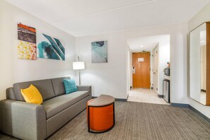 Luxe beddengoed, een bureau, een laptopwerkplek, geluiddichte muren