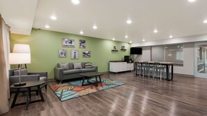Een moderne woonkamer met een bank, salontafel en eethoek.