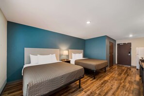 Desk, laptop workspace, free WiFi, bed sheets - WoodSpring Suites Inverness (Inverness)