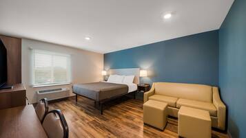 Een bureau, een laptopwerkplek, gratis wifi, beddengoed