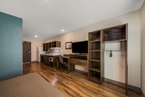 Desk, laptop workspace, free WiFi, bed sheets - WoodSpring Suites Inverness (Inverness)