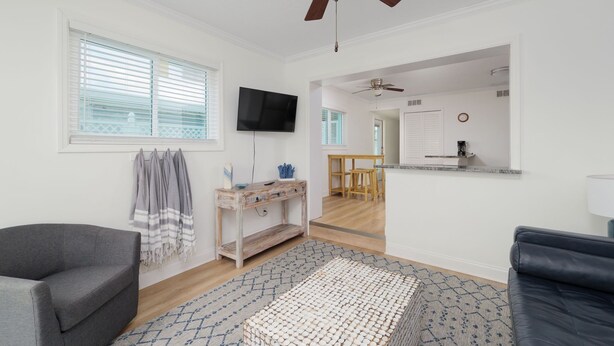 Living area - Surfside Retreat Unit B - Oceanfront Triplex (St. Augustine)