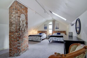 3 makuuhuonetta, työpöytä, silitysrauta/-lauta, vauvan matkasänky