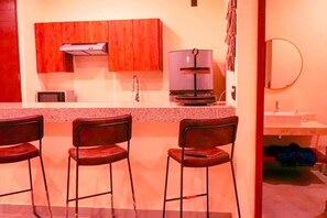 Een koelkast, een magnetron, een koffiezetapparaat/waterkoker