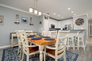 Dining - Beautiful Sunset Island 3 BR Condo, FREE Linens &Towels, includes 4 Beach Chairs (Ocean City)