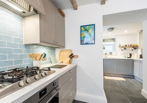 Fridge, microwave, oven, dishwasher - A beautiful coastal townhouse in the heart of Newport, Pembrokeshire (Newport)