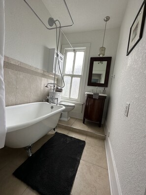 Combined shower/tub, hair dryer, towels, soap - Historic Springfield Home near Sport Stadiums, Downtown and Dinning (Jacksonville)
