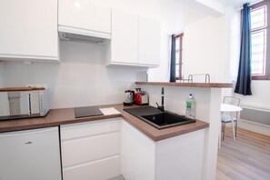 Réfrigérateur, cafetière/bouilloire