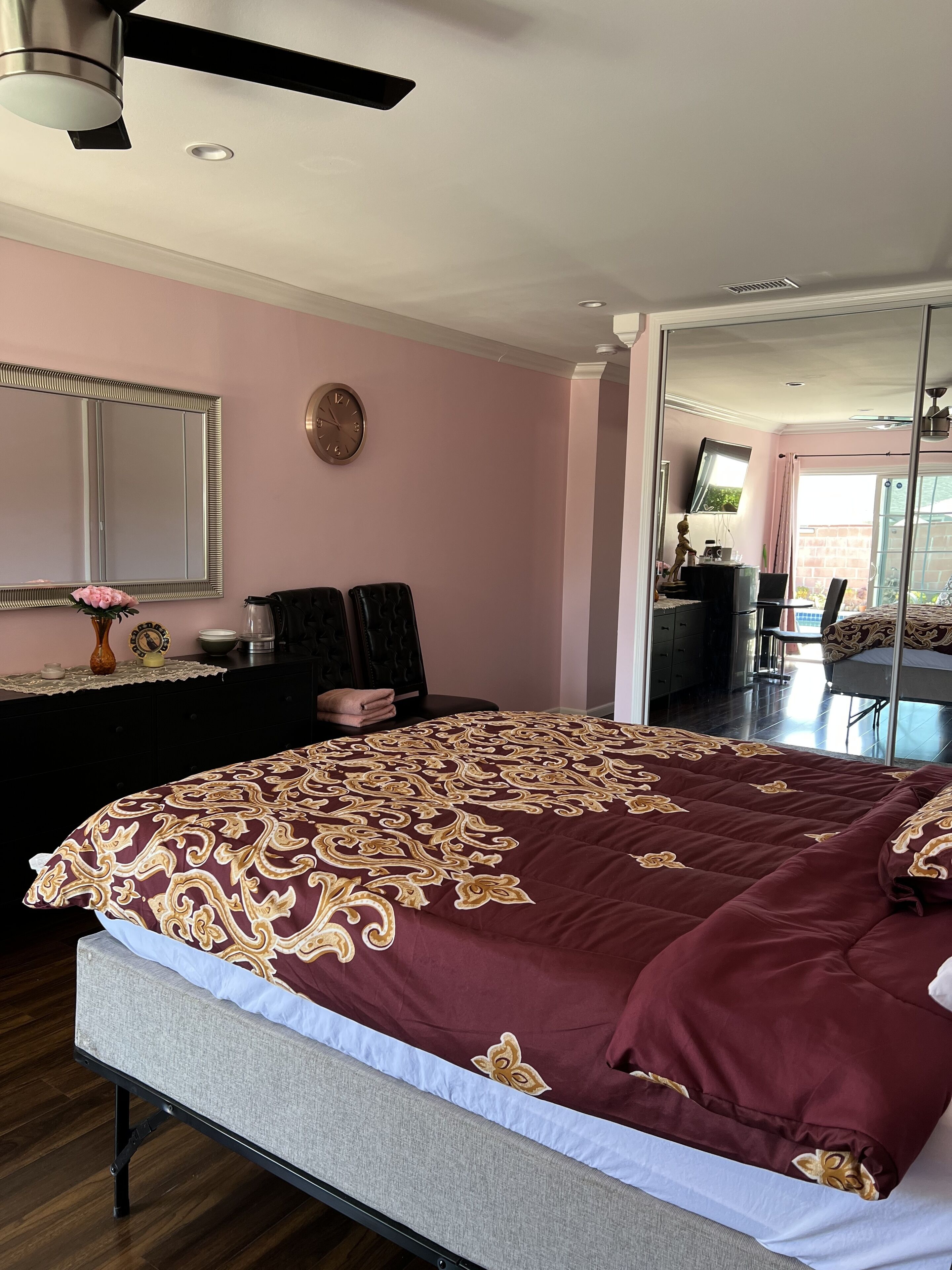 Luxury guest suite with private entry and pool view.Sleeps 2 . Near CSUN.