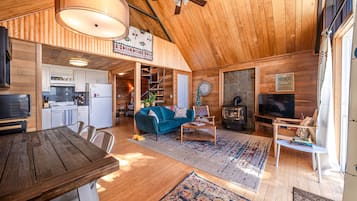 Smart TV, chimenea, libros y estéreo