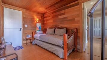 2 bedrooms, desk, free WiFi, bed sheets