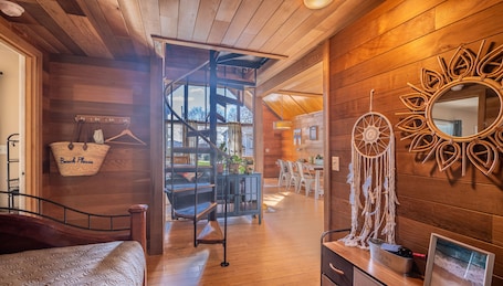 2 bedrooms, desk, free WiFi, bed sheets. Hood canal view dog friendly A frame cabin with beach, fire pit, fast internet